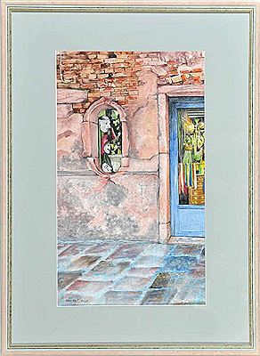 Karnevalsmasken im Fenster eines kleinen Ladens