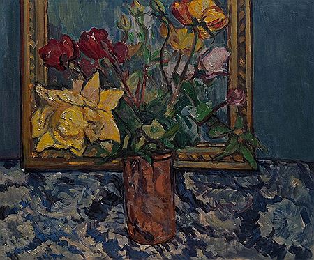 Vor einem Spiegel stehender, bunter Rosenstrauss in einer Vase auf einem mit blauem Tuch bedeckten Tisch