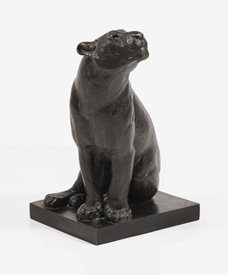 Lionne assise tête à gauche'