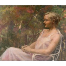 Dama sentada en el jardín