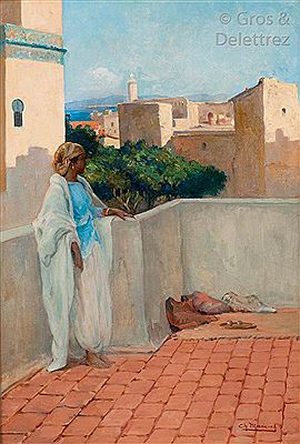 Jeune femme sur la terrasse