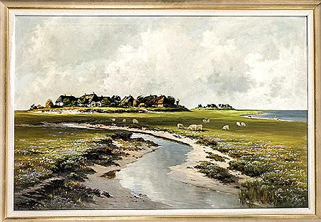 Blühende Hallig mit weidenden Schafen