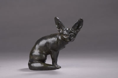Fennec assis, tête tournée, modèle de 1921
