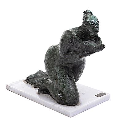 Mujer de rodillas