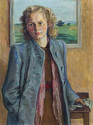 Blonde junge Frau in blauem Mantel vor Landschaftsgemälde. Hüftbildnis