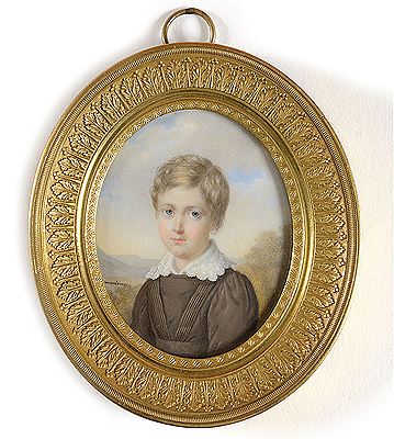 Portrait du jeune prince Ferdinand Philippe d’Orléans en buste vers la gauche presque de face, en costume brun à large col de dentelle blanche. Fond de paysage et ciel bleu nuageux.