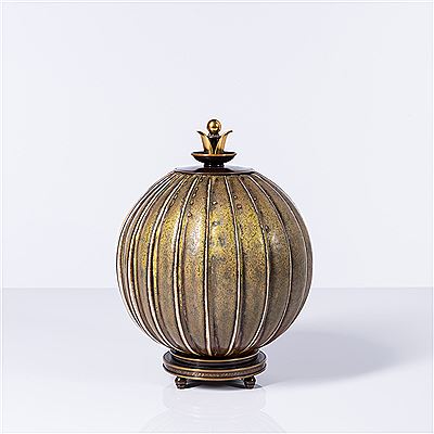 Vase couvert et socle