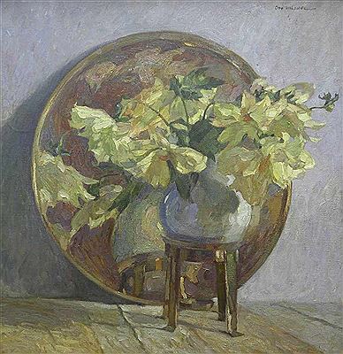 Dahlien vor Messingtablett. Um 1918.