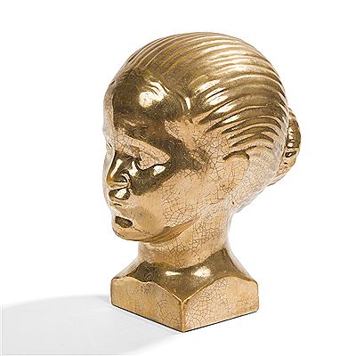 Tête de jeune femme au chignon