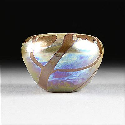 AN IRIDESCENT FREE FORM HAND BLOWN ART GLASS VASE, KETCHUM, IDAHO, 1975