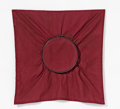 Rotes Tuch in Spannrahmen. 1973